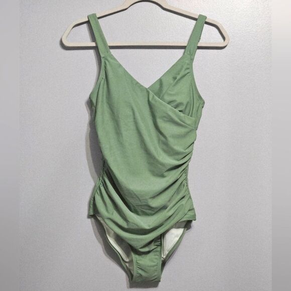 Cupshe Bathing Suit in a Beautiful Green. NWT-Size M - Picture 1 of 9